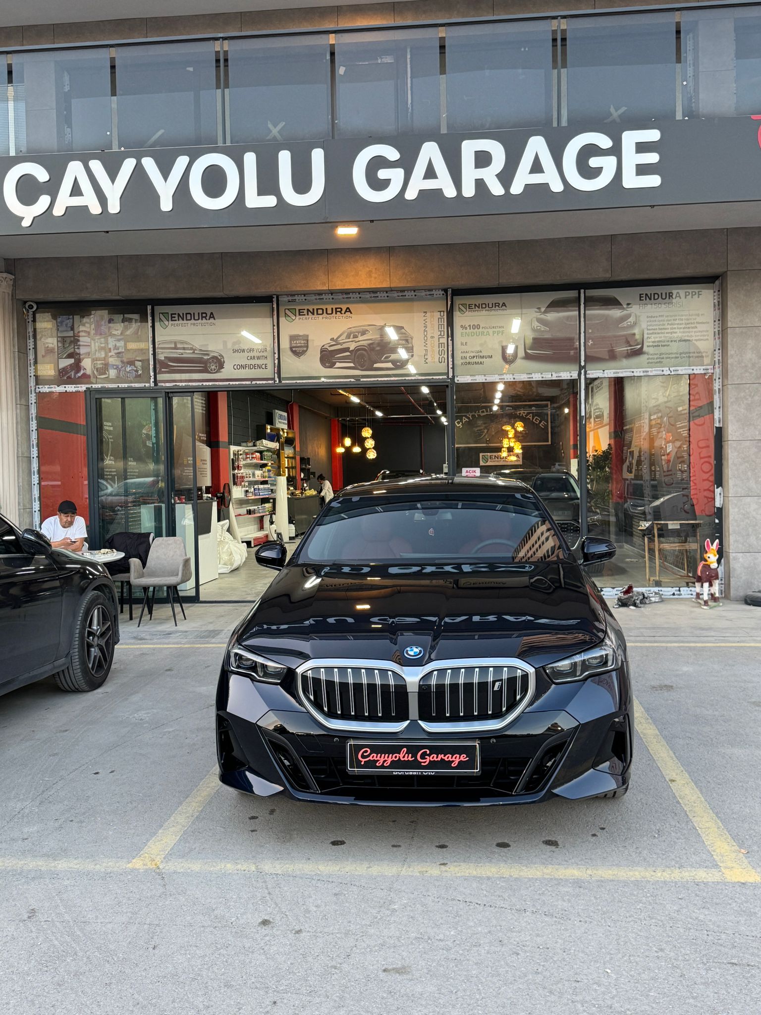 Çayyolu Garage dış mekan önünde uygulama aracı